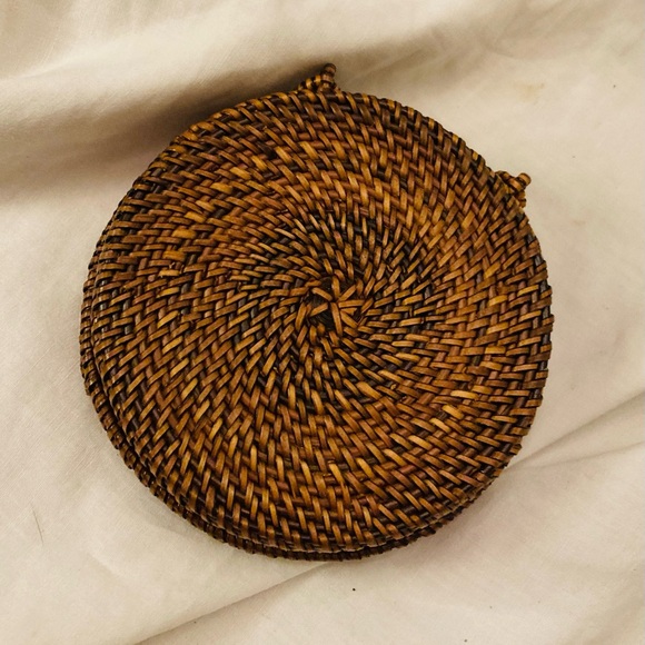 Set of four round wicker coasters in hinged round wicker box brown & tan - Picture 5 of 8